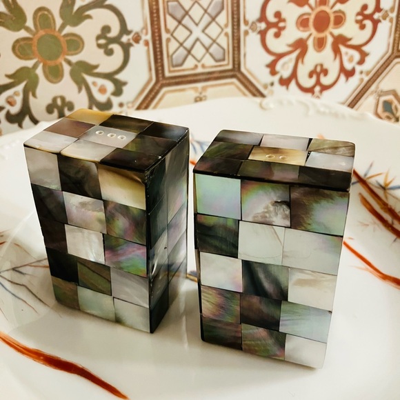 KIM SEYBERT NYC. Oyster Wing Mother of Pearl Salt & Pepper Shaker Set - Picture 1 of 12